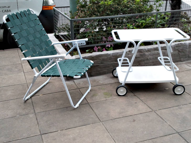 Sillas y sillones de caño de acero con cintas de PVC o rafia