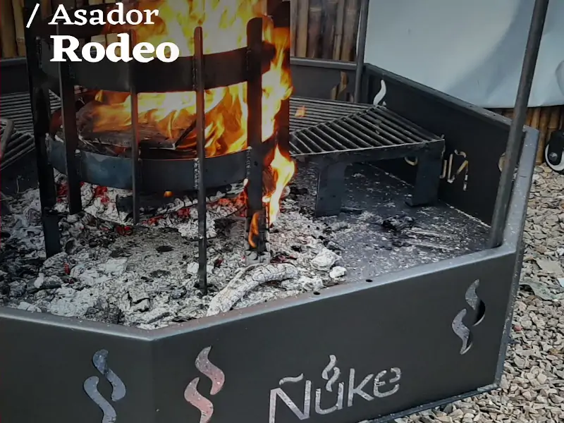 Asador con ruedas y accesorios