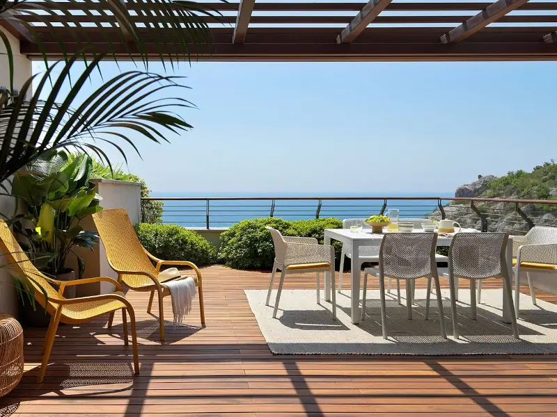 Nardi - Sillones Net Lounge Senape, Sillas BIT y sillones NET blancos con mesa RIO Blanca