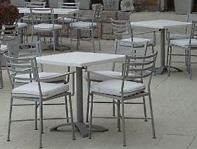 Sillas BACO con mesas NOVA rebatibles con tableros de fibra de vidrio de 70x70 cm