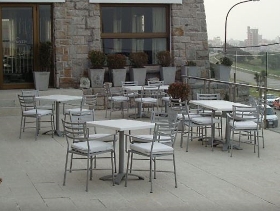 Sillas BACO con mesas NOVA rebatibles con tableros de fibra de vidrio de 70x70 cm