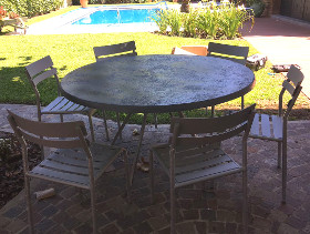 Silla TRITON con mesa NIZA travertino de 150 cm